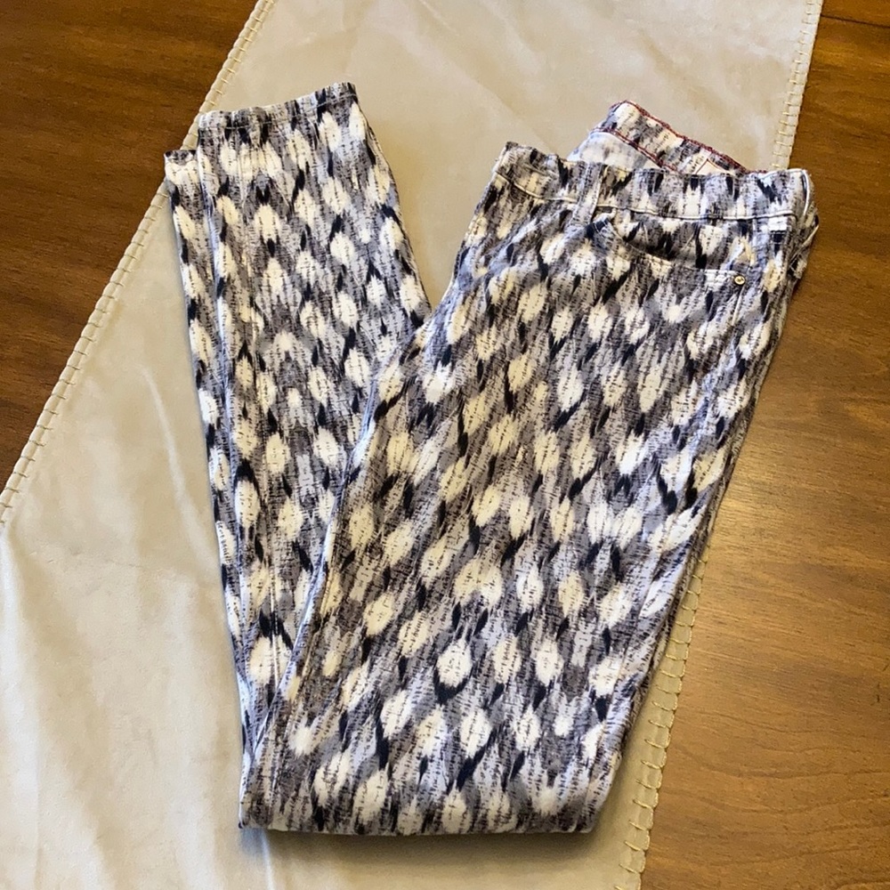 Skinny jeans.. Size 28 Super cute!